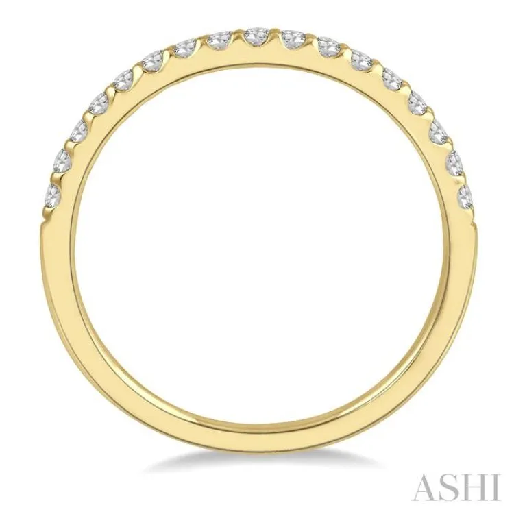 1/4 Ctw Arched Center Round Cut Diamond Wedding Band in 14K Yellow Gold