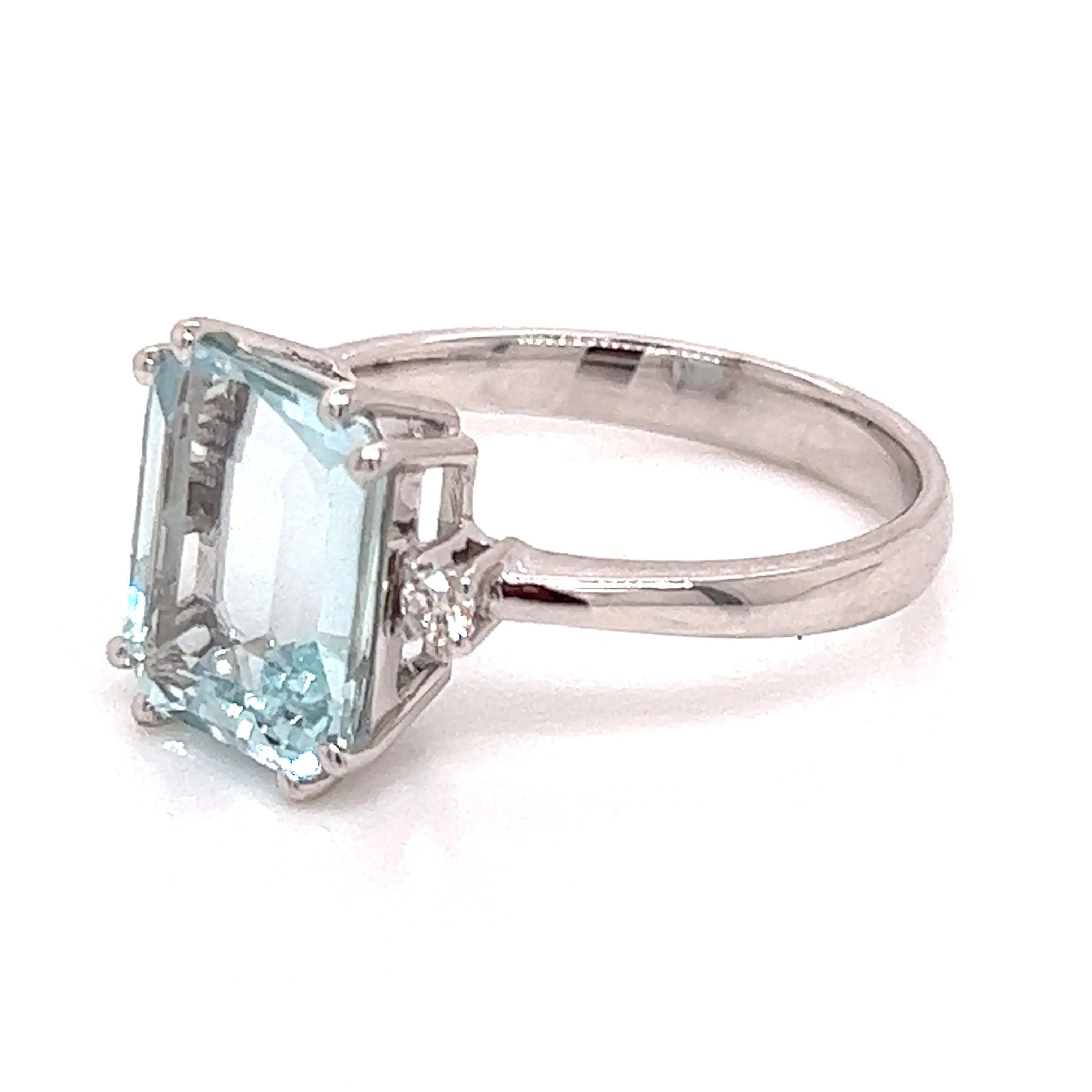 Earth Grown Aquamarine with Diamond in 18ct White Gold