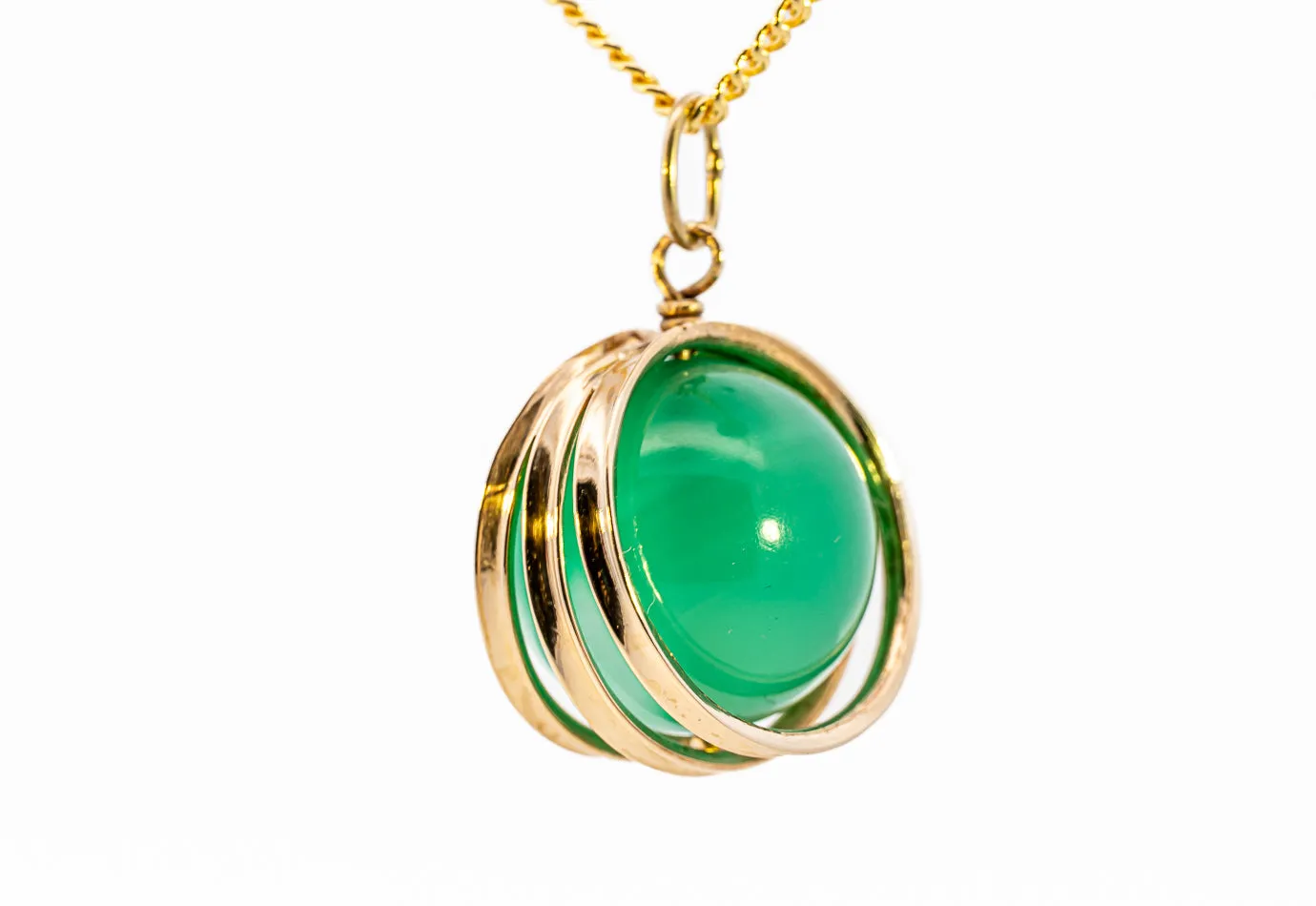 Exquisite 18ct Yellow Gold Dyed Agate Spinner Pendant