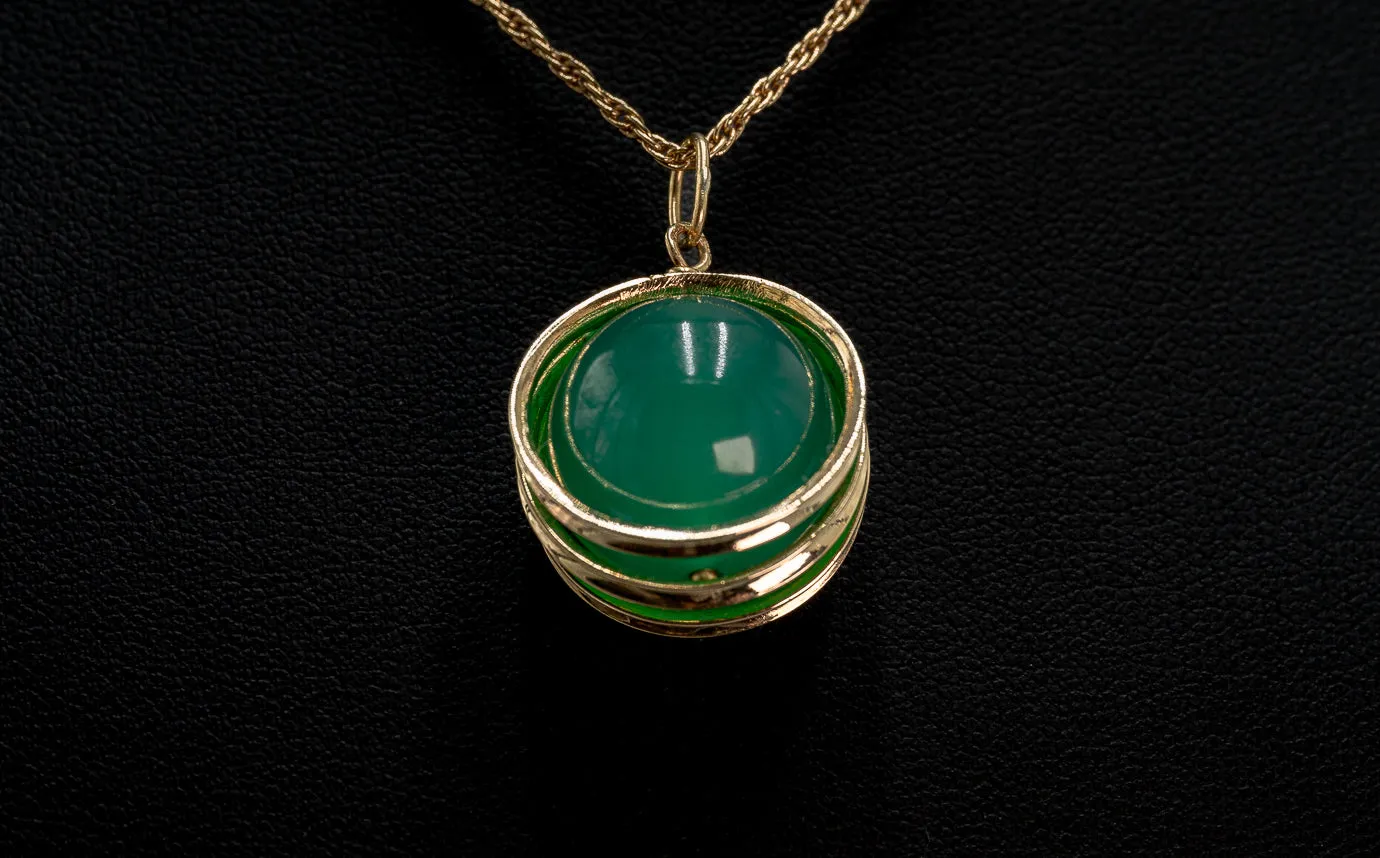 Exquisite 18ct Yellow Gold Dyed Agate Spinner Pendant